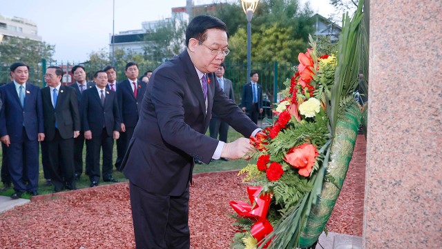 CHỦ TỊCH QUỐC HỘI VƯƠNG ĐÌNH HUỆ ĐẶT VÒNG HOA TẠI TƯỢNG ĐÀI CHỦ TỊCH HỒ CHÍ MINH Ở BUENOS AIRES